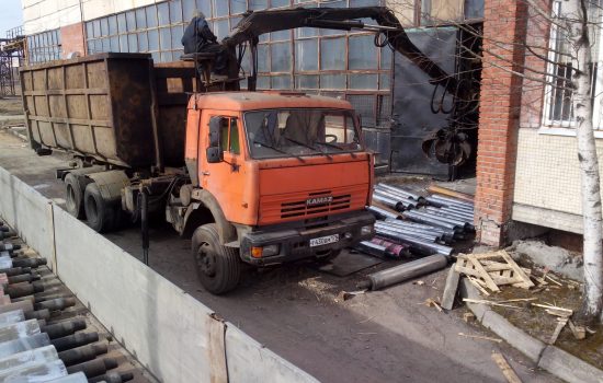 погрузка металлолома Ломовоз грузит и вывозит металлолом
